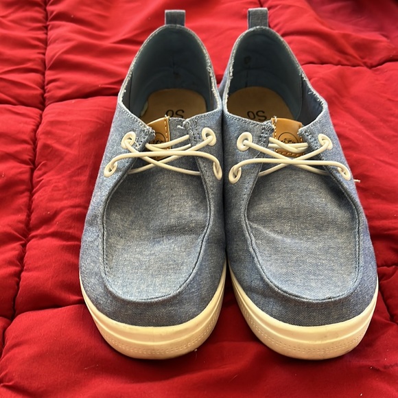 So brand slip on sneakers. Worn but in great condition. From a smoke free home. - Picture 3 of 5